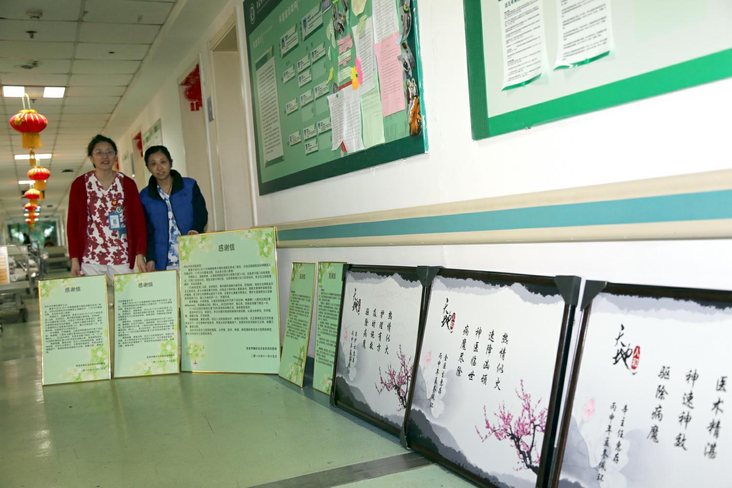 李大爷,今年76岁,几个月前出现乏力、尿色加深、全身黄染,辗转几家医院,均救治无效。总胆红素比正常值高出20多倍,肝功能各项指标严重紊乱,虽经救治,仍居高不下,持续上升。后来大爷听说,市立医院本部消化内二科的辛永宁主任治疗肝衰竭很有临床经验,便慕名而来。 李大爷从入院接诊,到治疗用药,只用了20分钟。老人说:“这是他去过的所有医院里面,接诊治疗最快、服务最好的一家!”。住院治疗期间,老人的总胆红素指数持续下降,肝功能明显好转,自觉症状明显好转,让老人终于摆脱了久治不愈的缠身病魔。