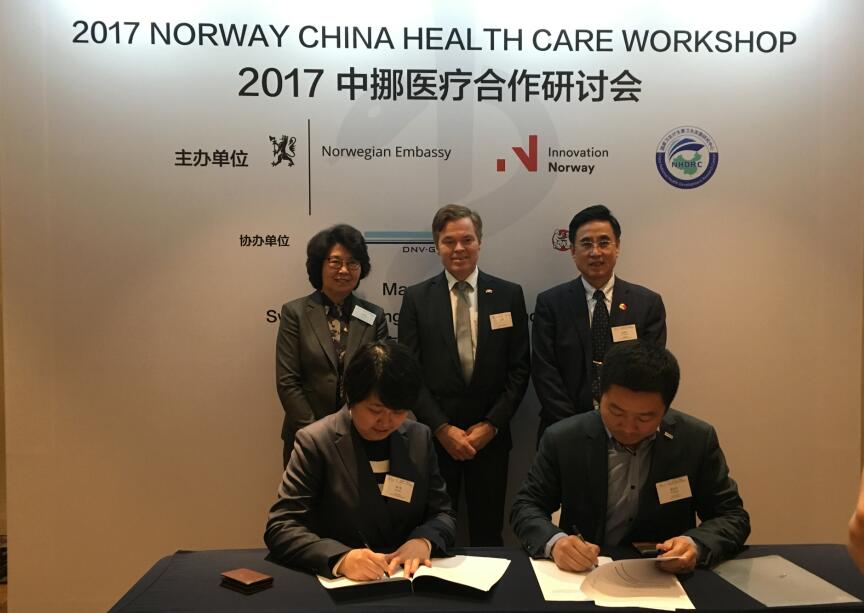 日前,中挪医疗卫生合作研讨会在北京举行。中挪双方高层卫生官员、著名医院和卫生组织代表共计100余人参加此次会议,青岛市市立医院集团总院长宣世英受邀出席,并作主旨发言。 作为世界最发达和健康寿命最长的国家之一,挪威在医疗技术和管理领域在世界范围处于领先水平。挪威卫生部副部长Ole Trond Andersen先生介绍了挪威的医疗优势;上海仁济医院副院长闻大翔、青岛市市立医院集团总院长宣世英分别作主旨发言,她介绍了该院50年国际医疗的经验与体会,获得与会专家的赞誉。 建院百年的青岛市市立医院,国际医学发展史